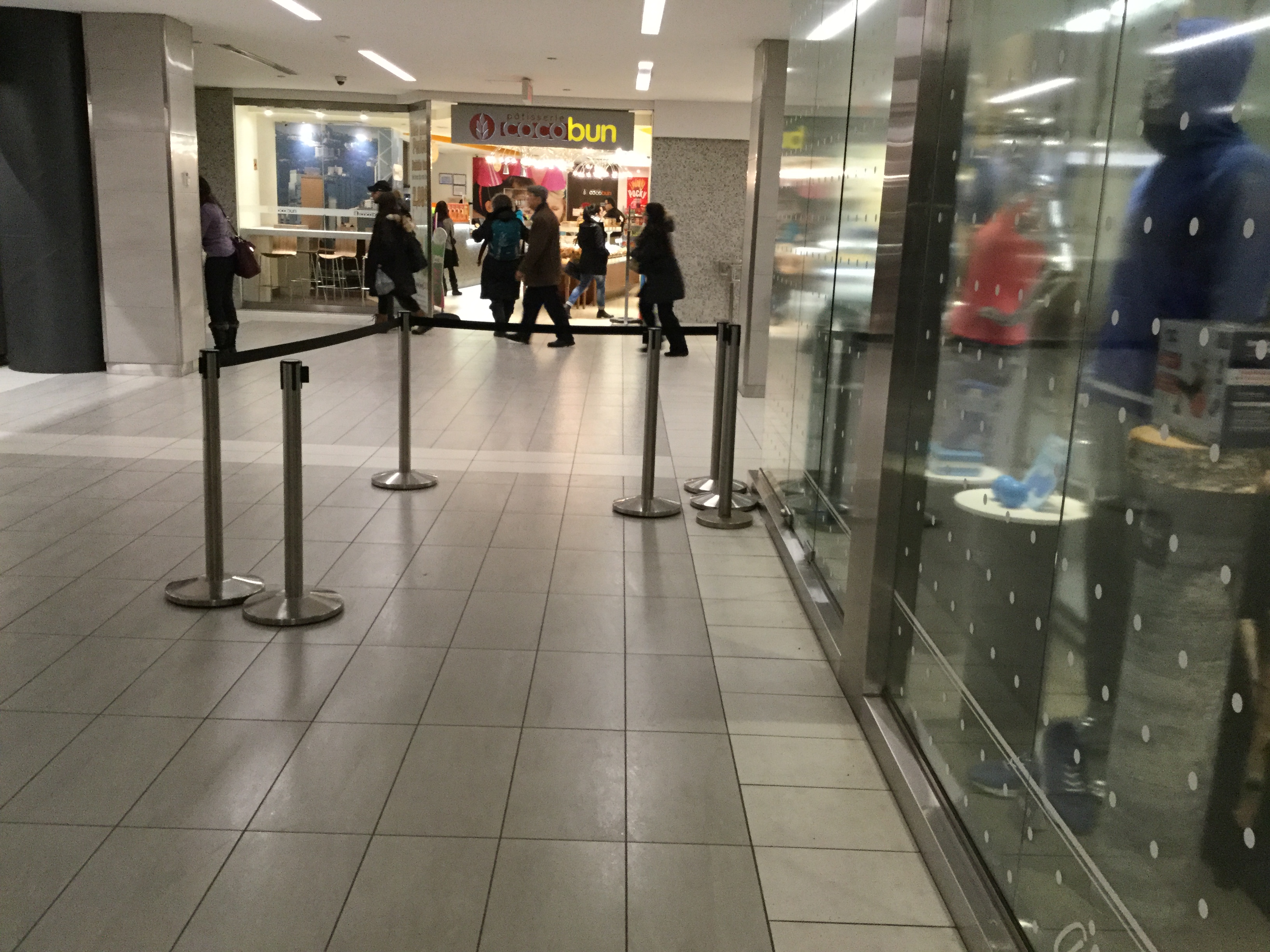 Le Centre D achats Du Mois Plaza Alexis Nihon URBANIA le-centre-d-achats-du-mois-plaza-alexis-nihon-urbania
