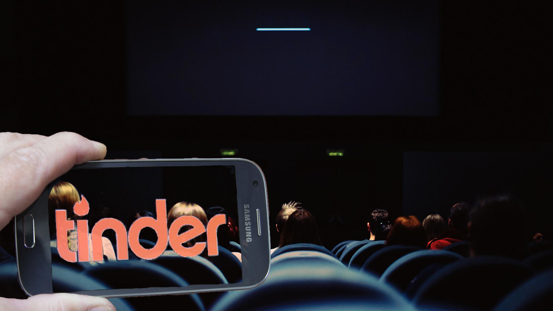 Foule sentimentale aller voir une pièce de théâtre à propos de Tinder… avec sa date Tinder Foule sentimentale aller voir une pièce de théâtre à propos de Tinder… avec sa date Tinder