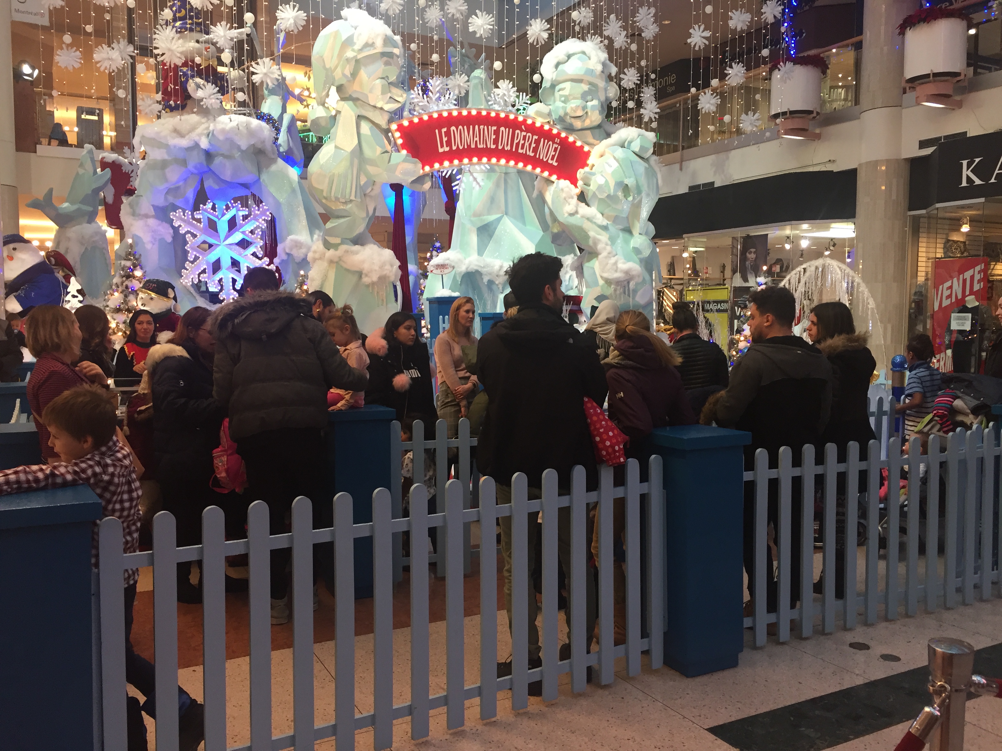 Mystère et féerie au village de Noël de la Place Versailles URBANIA