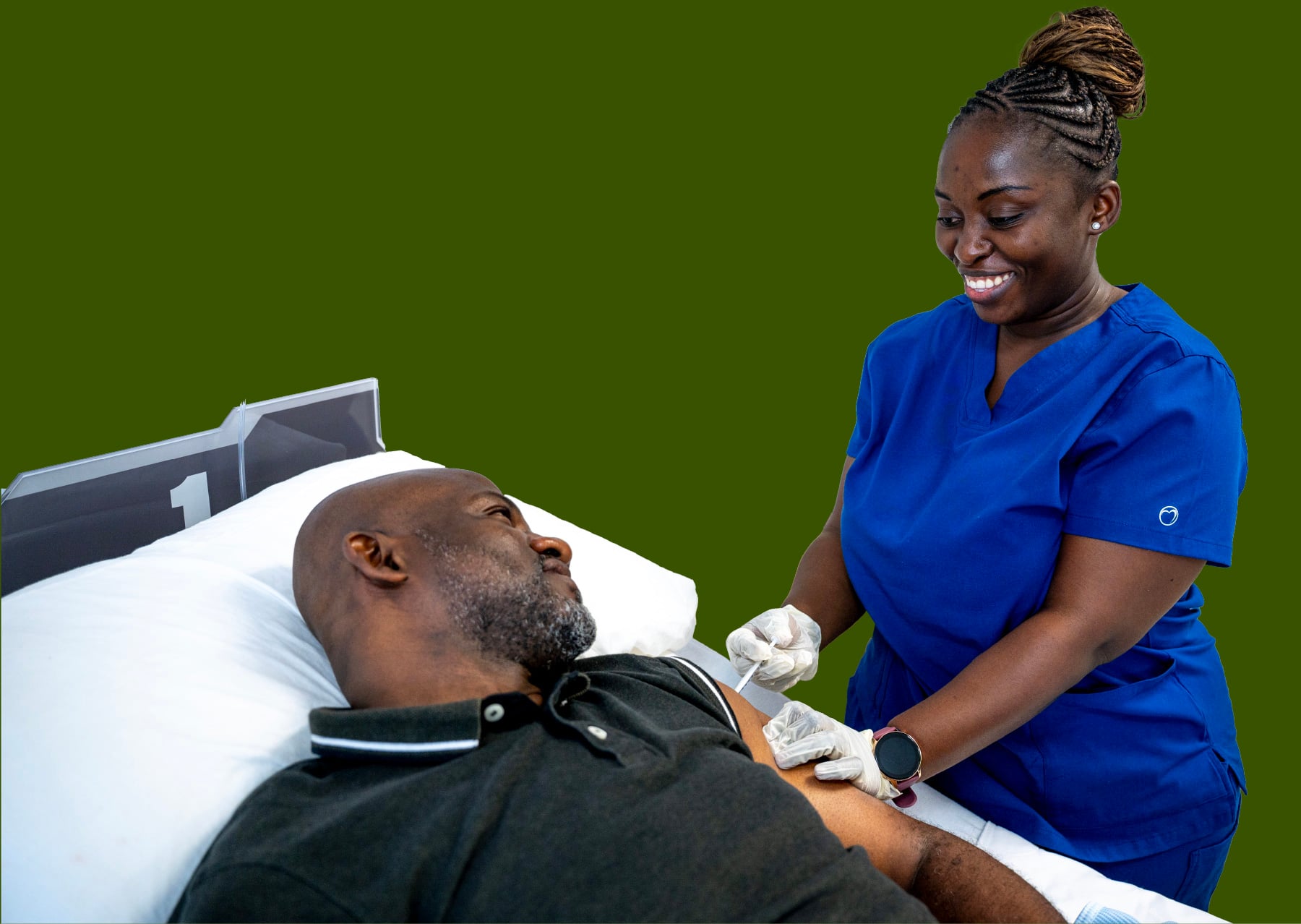 Une infirmière administre une injection à un patient alité.