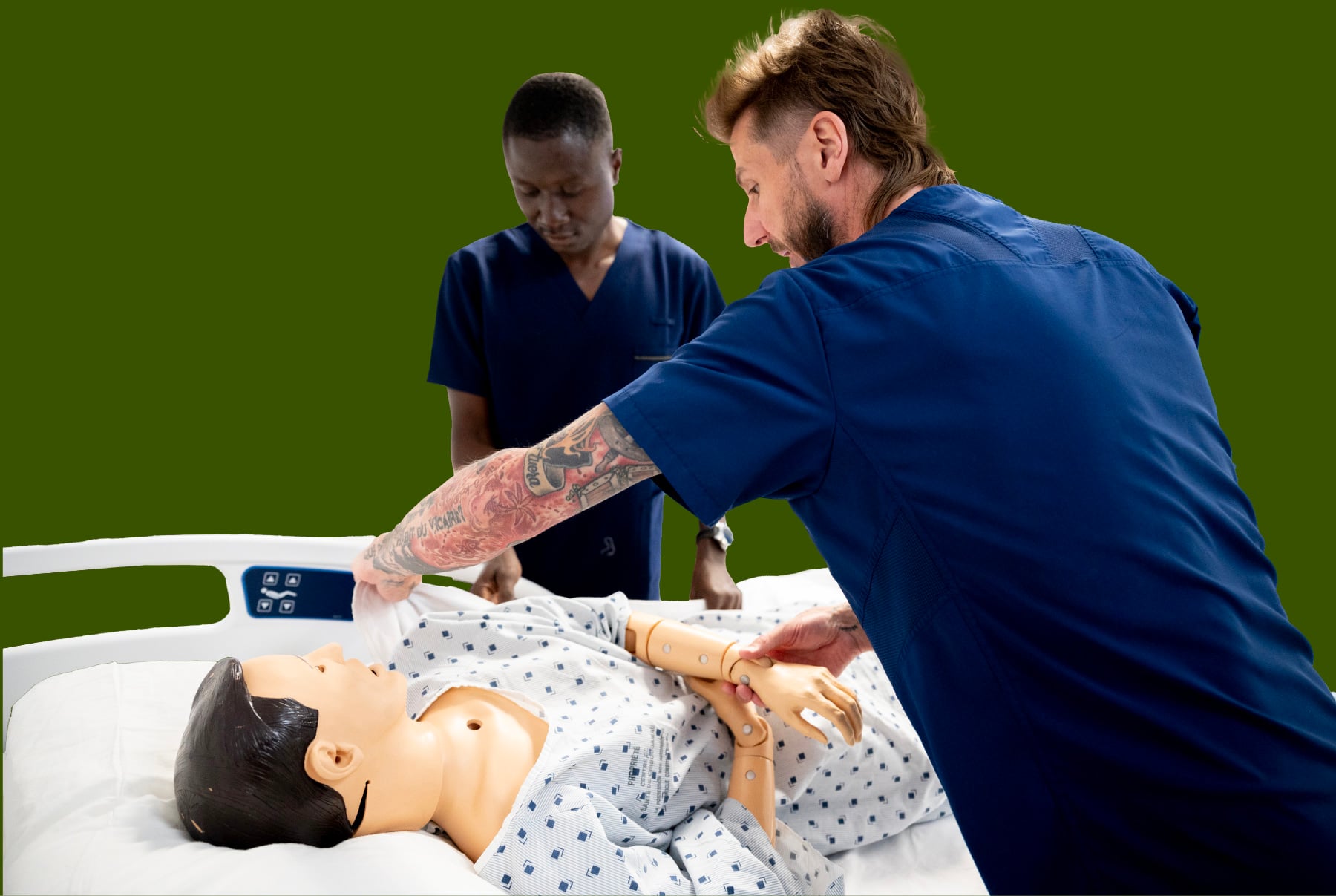 Deux personnes en uniforme médical s’exercent sur un mannequin de simulation.